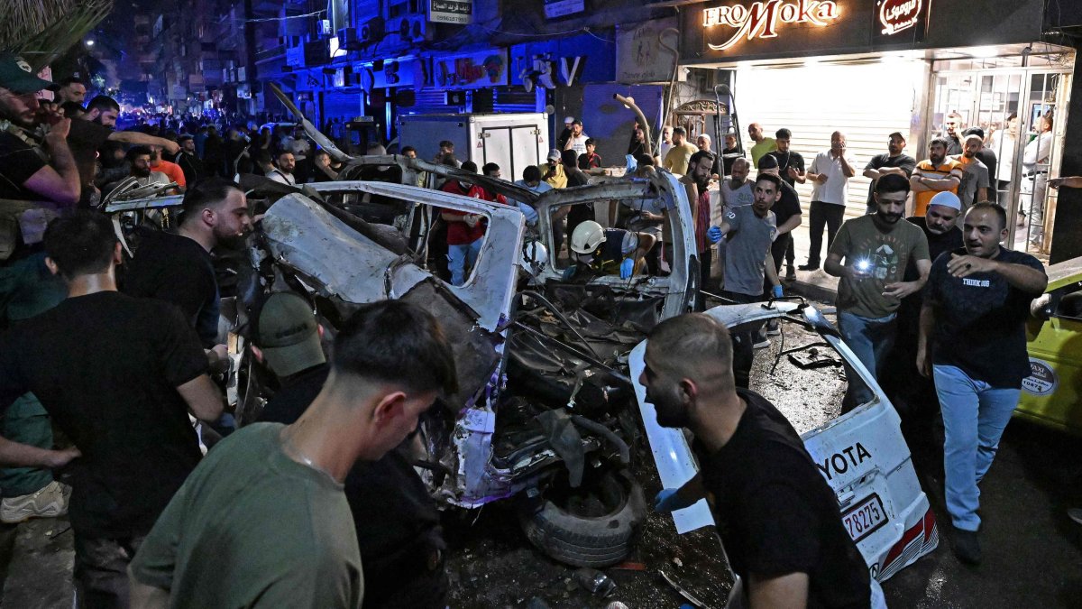Rescuers and onlookers inspect the wreckage of a minibus at the site of a blast near Damascus, Aug. 6, 2026. (AFP Photo)