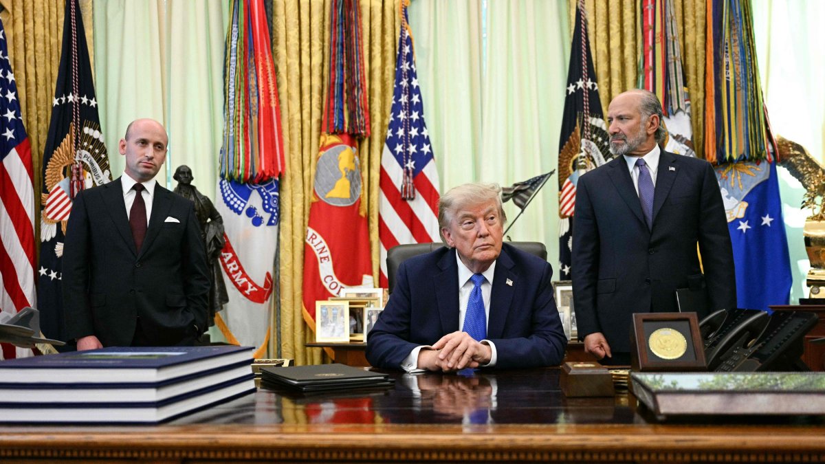 White House Deputy Chief of Staff Stephen Miller (L) and U.S. Secretary of Commerce Howard Lutnick (R) look on as U.S. President Donald Trump speaks after signing executive orders in the Oval Office of the White House in Washington, D.C,, Aug. 7, 2026. (AFP Photo)