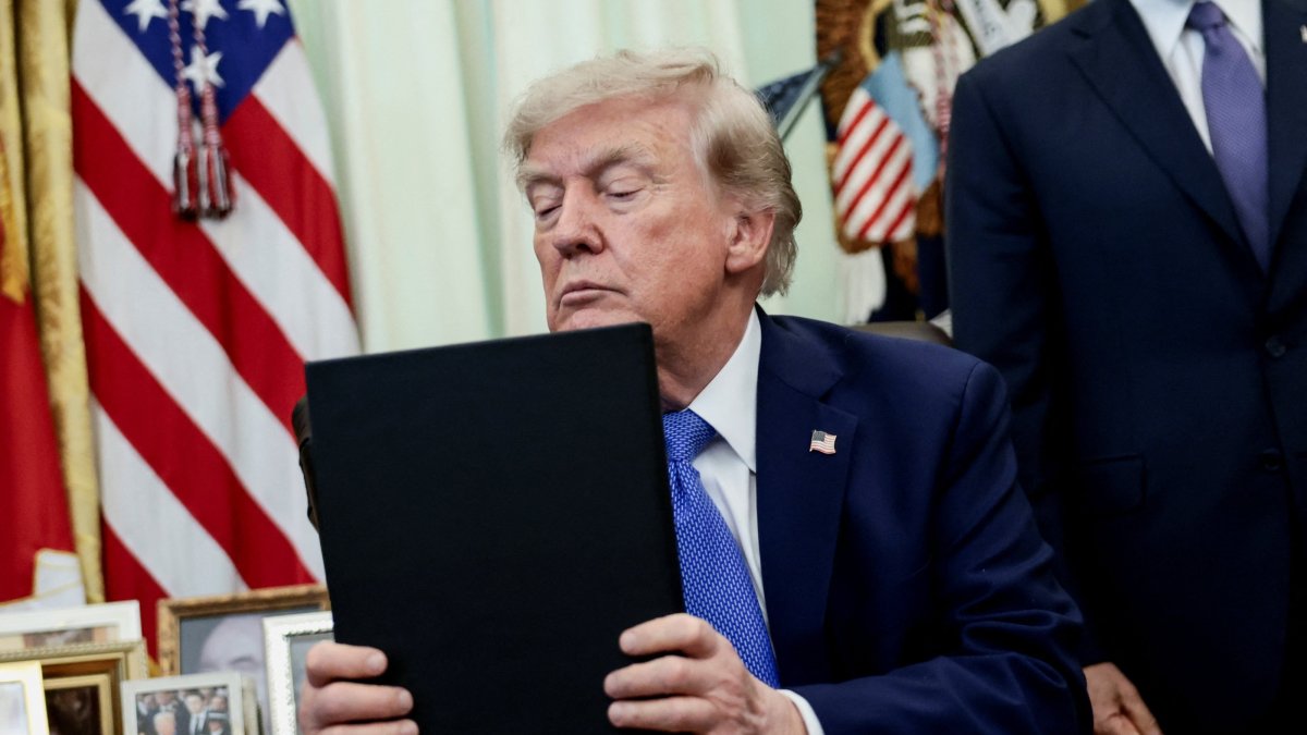 U.S. President Donald Trump attends an event to sign executive orders related to birthright citizenship and the polysilicon industry, in the Oval Office at the White House in Washington, D.C., U.S., Aug. 6, 2026. (Reuters Photo)