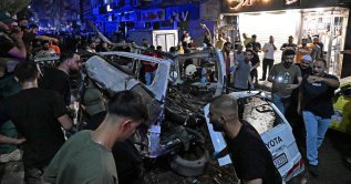 Rescuers and onlookers inspect the wreckage of a minibus at the site of a blast near Damascus, Aug. 6, 2026. (AFP Photo)