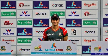 Bangladesh's Shakib Al Hasan poses with his player of the match award after the Fifth Twenty20 International match against Australia at Sher-e-Bangla National Cricket Stadium, Dhaka, Bangladesh, Aug. 9, 2021. (Reuters Photo)