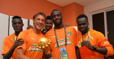 Ivory Coast coach Herve Renard (L) and Yaya Toure hold the AFCON trophy after his team's triumph against Ghana at Bata Stadium, Bata, Equatorial Guinea, Feb. 8, 2015. (Getty Images Photo)