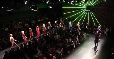 Models walk the runway at the Meltem Özbek show during Mercedes Benz Fashion Week Istanbul at Zorlu Performance Hall in Istanbul, Türkiye, March 29, 2018. (Getty Images Photo)