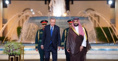 Saudi Arabia's Crown Prince Mohammed bin Salman welcomes President Tayyip Erdoğan in Jeddah, Saudi Arabia, July 17, 2023. (Saudi Press Agency/Handout via Reuters, File Photo)