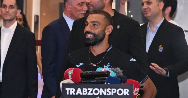 Mohamed Salah addresses the fans upon his arrival at the Trabzon Airport, Trabzon, Türkiye, Aug. 5, 2026. (AA Photo)