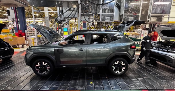 Workers work on the assembly line of the new Renault Duster, Bursa, northwestern Türkiye, Nov. 26, 2024. (AA Photo)