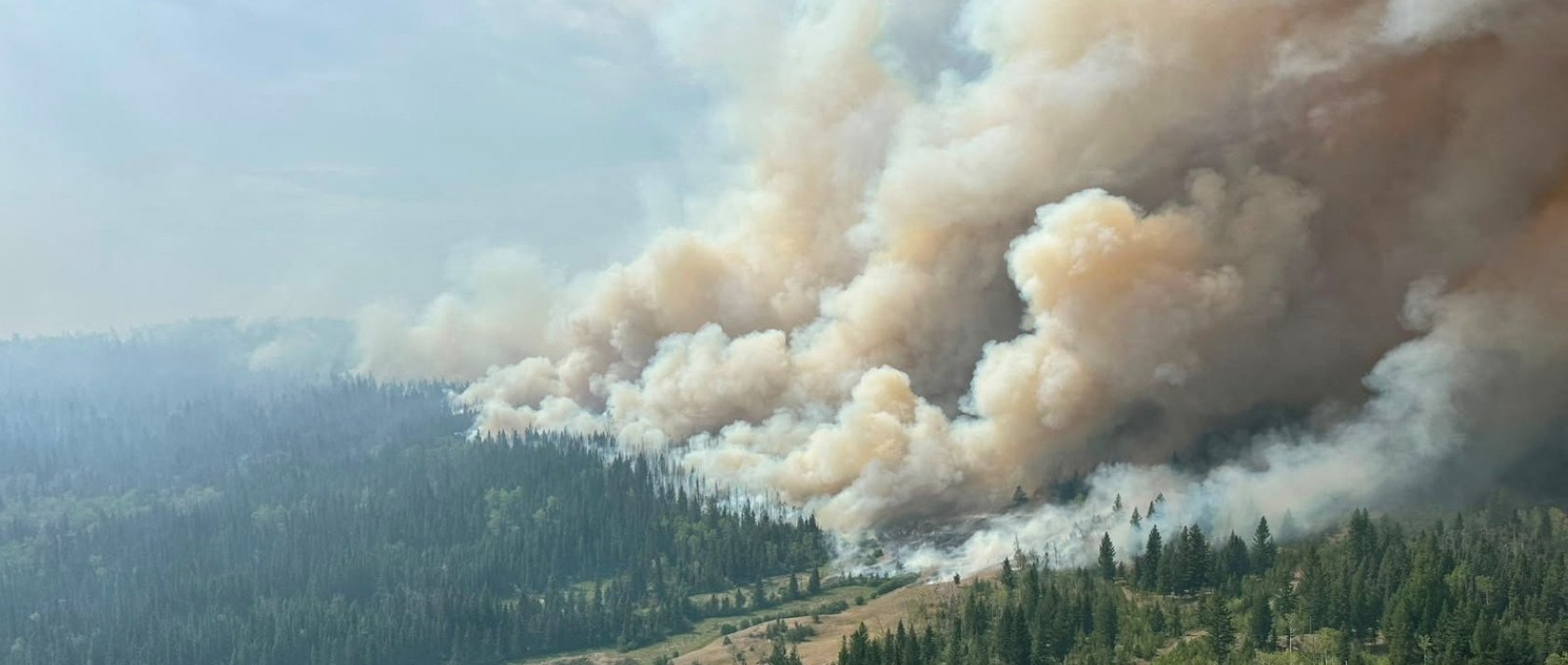 Smoke rises from northwest corner of the Pear Lake wildfire, part of the Big Bar Complex wildfire, which has caused the evacuation of the villages of 70 Mile House and Clinton, British Columbia, Canada, July 31, 2026. (Reuters Photo)