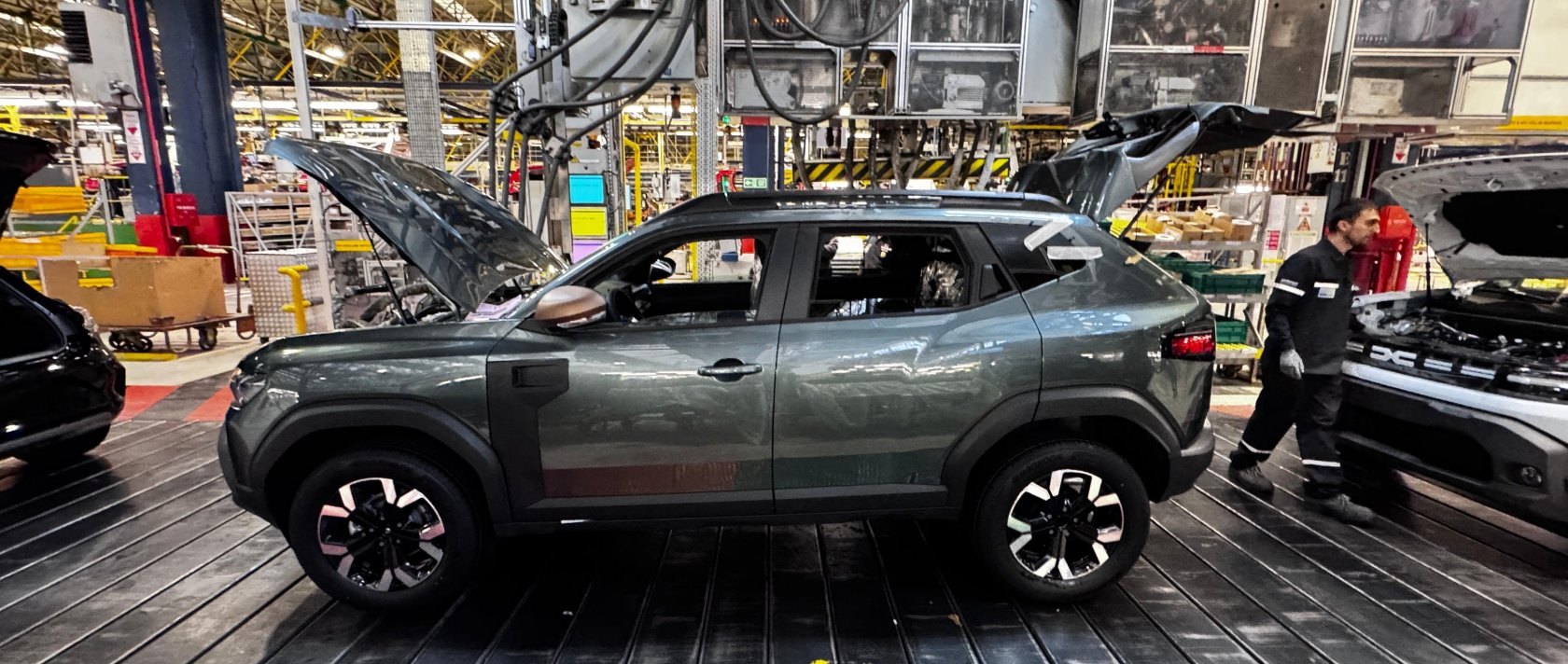 Workers work on the assembly line of the new Renault Duster, Bursa, northwestern Türkiye, Nov. 26, 2024. (AA Photo)