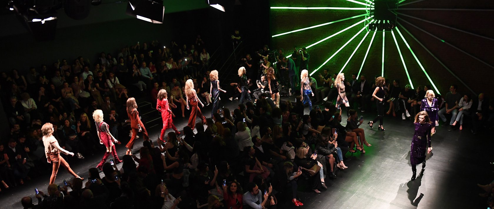 Models walk the runway at the Meltem Özbek show during Mercedes Benz Fashion Week Istanbul at Zorlu Performance Hall in Istanbul, Türkiye, March 29, 2018. (Getty Images Photo)