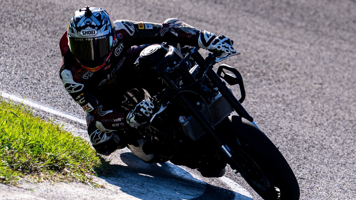 Turkish motorcyclist Deniz Öncü trains at the Kenan Sofuoğlu Circuit, Sakarya, Türkiye, July 30, 2026. (AA Photo)