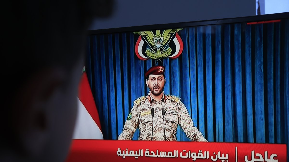A person watches Houthi military spokesman Yahya Sarea deliver a televised statement, Sana'a, Yemen, Aug. 6, 2026. (EPA Photo)