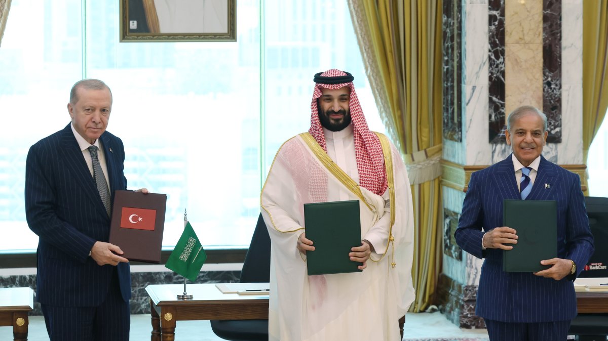 President Recep Tayyip Erdoğan, Saudi Crown Prince Mohammed bin Salman (C) and Pakistan's Prime Minister Shehbaz Sharif (R) show the copies of the agreement, Mecca, Saudi Arabia, Aug. 7, 2026. (AA Photo)
