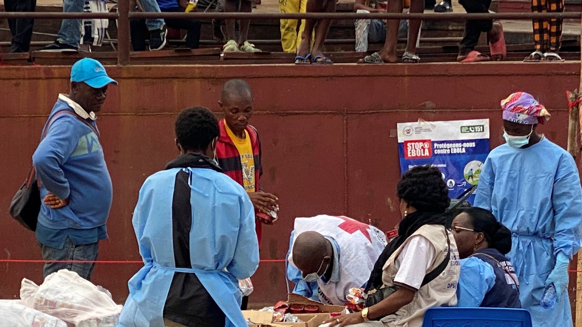 Passengers who disembarked from a boat intercepted by health authorities wait to be tested following the death of a passenger suspected of having Ebola, Kinshasa, DRC, Aug. 6, 2026. (Reuters Photo)