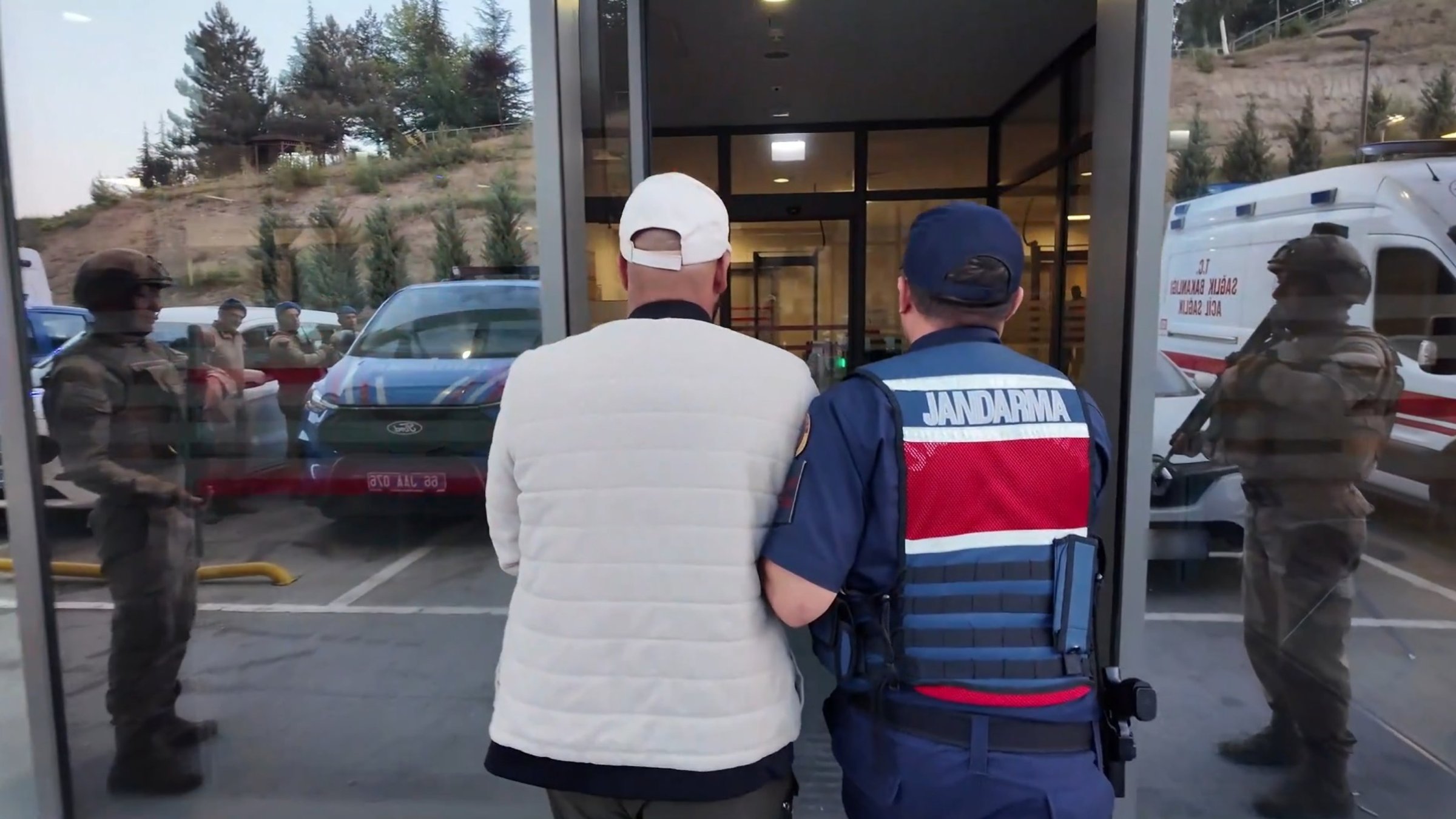 A gendarmerie officer escorts a captured Daesh suspect, Ankara, Türkiye, Aug. 7, 2026. (DHA Photo)