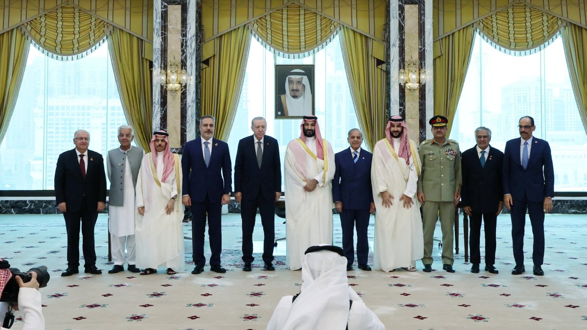 President Tayyip Erdoğan, Saudi Crown Prince Mohammed bin Salman and Pakistan's Prime Minister Shehbaz Sharif, accompanied by their ministers of Foreign Affairs and Defense, pose after signing a joint defense agreement in Mecca, Saudi Arabia, Aug. 7, 2026. (Turkish Presidency)