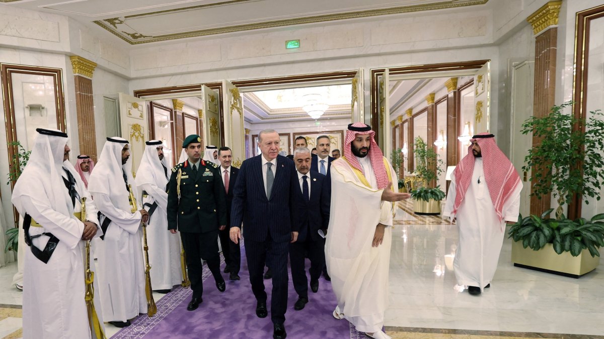 Turkish President Tayyip Erdoğan is welcomed by Saudi Crown Prince Mohammed bin Salman, ahead of the expected signing of a defence deal between Saudi Arabia, Pakistan and Türkiye, in Mecca, Saudi Arabia, Aug. 7, 2026. (Turkish Presidential Press Office/Handout via Reuters)