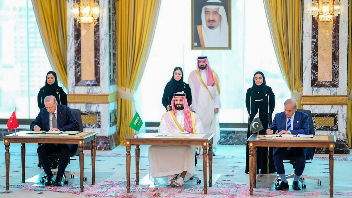 President Recep Tayyip Erdoğan, Saudi Crown Prince Mohammed bin Salman and Pakistani Prime Minister Shehbaz Sharif sign the Mecca Joint Defence Agreement in Mecca, Saudi Arabia, Aug. 7, 2026. (Pakistan Prime Minister's Office Handout via AFP) 