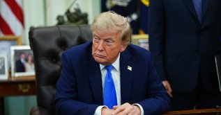 U.S. President Donald J. Trump participates in the signing of Executive Orders concerning silicon chips and birthright citizenship in the Oval Office of the White House in Washington, U.S., Aug. 2026. (EPA Photo)