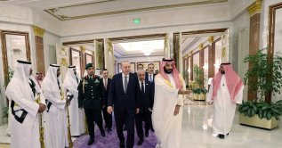 Turkish President Tayyip Erdoğan is welcomed by Saudi Crown Prince Mohammed bin Salman, ahead of the expected signing of a defence deal between Saudi Arabia, Pakistan and Türkiye, in Mecca, Saudi Arabia, Aug. 7, 2026. (Turkish Presidential Press Office/Handout via Reuters)