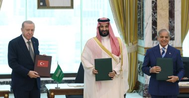 President Recep Tayyip Erdoğan, Saudi Crown Prince Mohammed bin Salman (C) and Pakistan's Prime Minister Shehbaz Sharif (R) show the copies of the agreement, Mecca, Saudi Arabia, Aug. 7, 2026. (AA Photo)