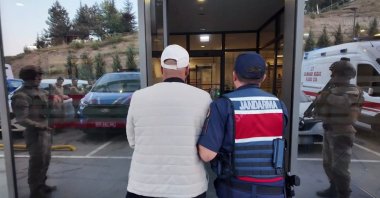 A gendarmerie officer escorts a captured Daesh suspect, Ankara, Türkiye, Aug. 7, 2026. (DHA Photo)