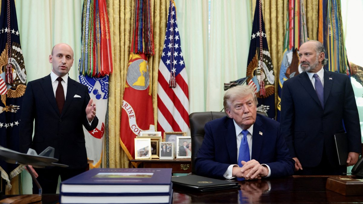 White House Deputy Chief of Staff Stephen Miller speaks while U.S. President Donald Trump and U.S. Secretary of Commerce Howard Lutnick listen during an event to sign executive orders related to birthright citizenship and the polysilicon industry, in the Oval Office at the White House, Washington, U.S., Aug. 6, 2026. (Reuters Photo)