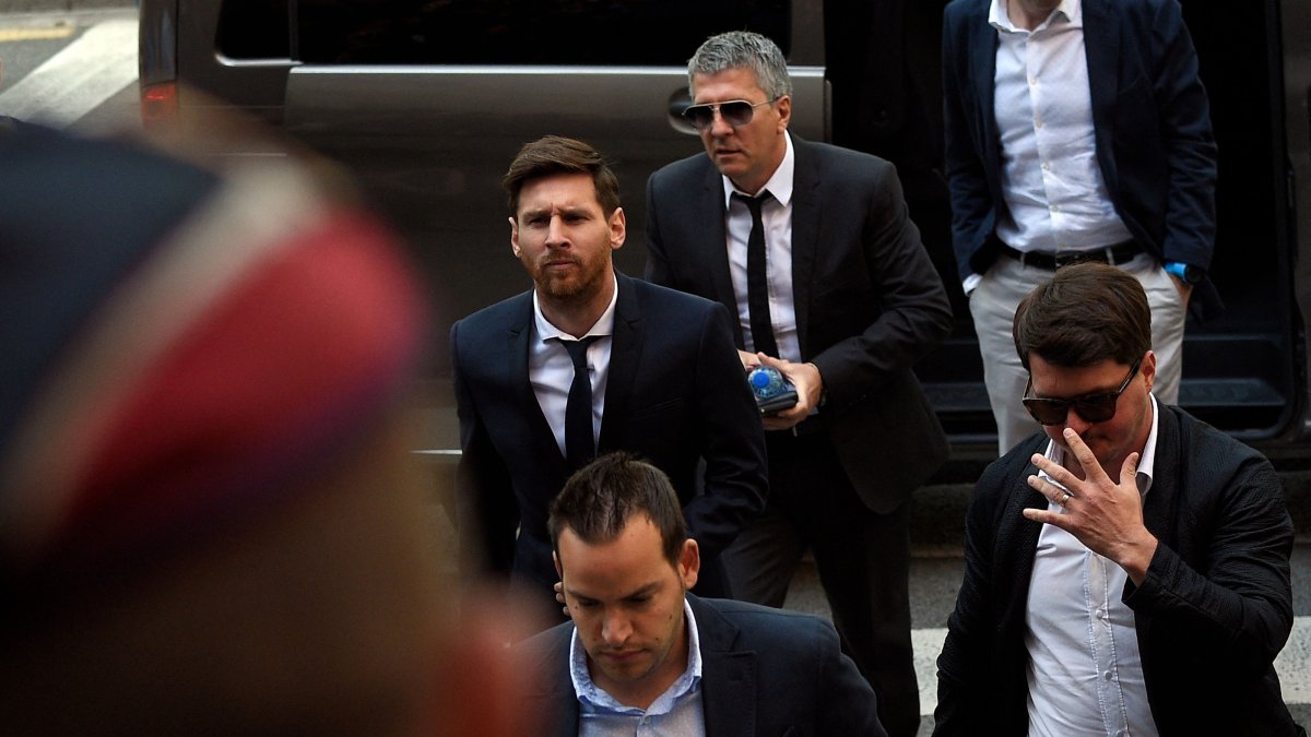 Lionel Messi (L), his father Jorge Horacio Messi (back C) and his brother Rodrigo Messi (R) arrive at the courthouse, Barcelona, Spain, June 2, 2016. (AFP Photo)