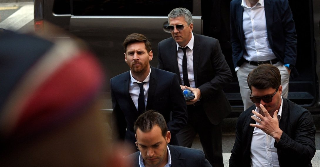 Lionel Messi (L), his father Jorge Horacio Messi (back C) and his brother Rodrigo Messi (R) arrive at the courthouse, Barcelona, Spain, June 2, 2016. (AFP Photo)