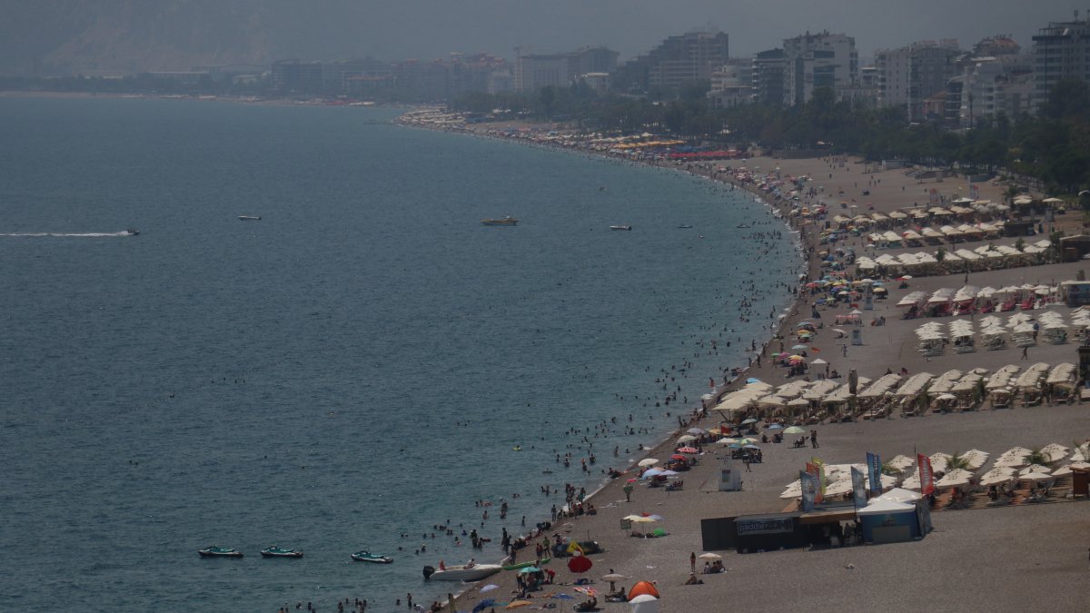 Tourists and residents swim to cool off amid high temperatures and humidity at Konyaaltı Beach, Antalya, Türkiye, Aug. 5, 2026. (AA Photo)