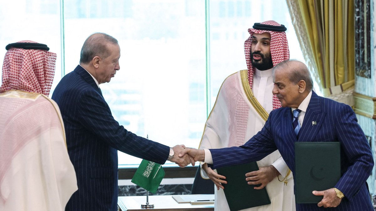 President Recep Tayyip Erdoğan shakes hands with Pakistan’s Prime Minister Shehbaz Sharif (R) as Saudi Arabia's Crown Prince Mohammed bin Salman (2nd-R) looks on after signing a joint defense agreement, Mecca, Saudi Arabia, Aug. 7, 2026. (AFP Photo)