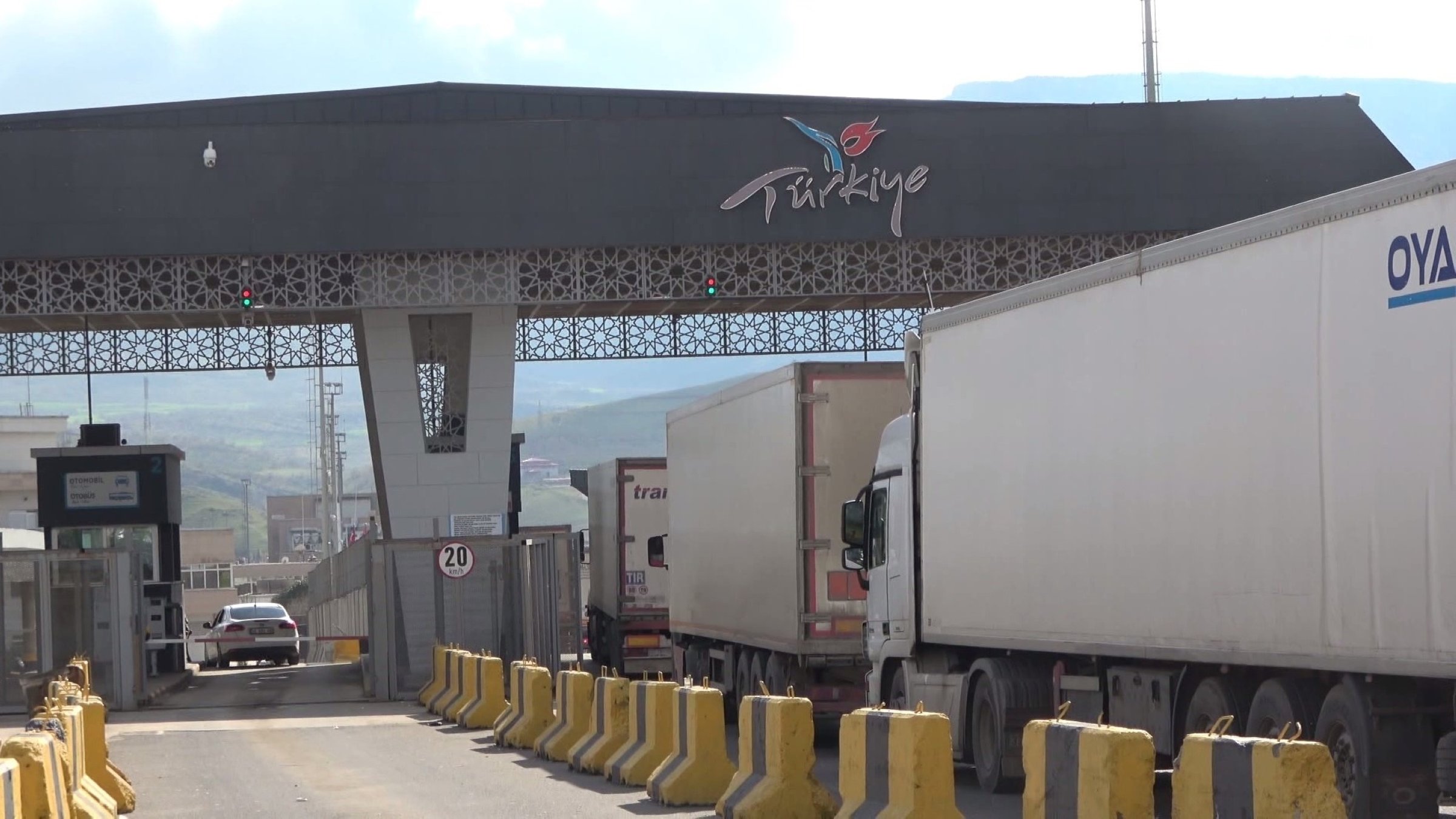Trucks are seen lining up at Habur Border Gate between Iraq and Türkiye, Şırnak, southeastern Türkiye, July 31, 2026. (IHA Photo)