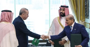 President Recep Tayyip Erdoğan shakes hands with Pakistan’s Prime Minister Shehbaz Sharif (R) as Saudi Arabia's Crown Prince Mohammed bin Salman (2nd-R) looks on after signing a joint defense agreement, Mecca, Saudi Arabia, Aug. 7, 2026. (AFP Photo)