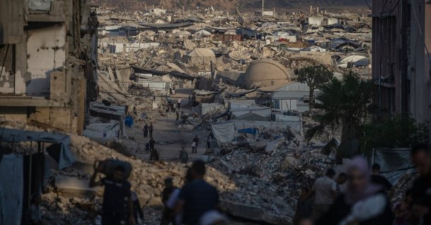 Displaced Palestinians walk amid the rubble of buildings destroyed in Israeli attacks in Jabalya, north of Gaza City, Aug. 7, 2026. (EPA Photo)