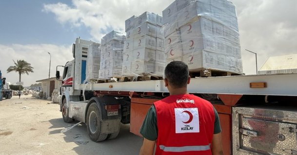 A Kızılay member oversees a truck loaded with humanitarian aid to support the Al Emel and Al Mawasi hospitals, Gaza, Palestine, Sept. 21, 2025. (AA Photo)