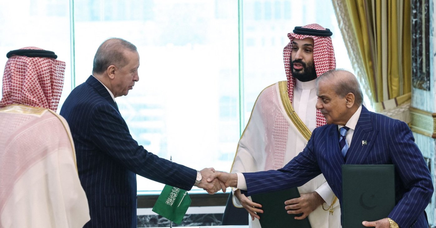 President Recep Tayyip Erdoğan shakes hands with Pakistan’s Prime Minister Shehbaz Sharif (R) as Saudi Arabia's Crown Prince Mohammed bin Salman (2nd-R) looks on after signing a joint defense agreement, Mecca, Saudi Arabia, Aug. 7, 2026. (AFP Photo)