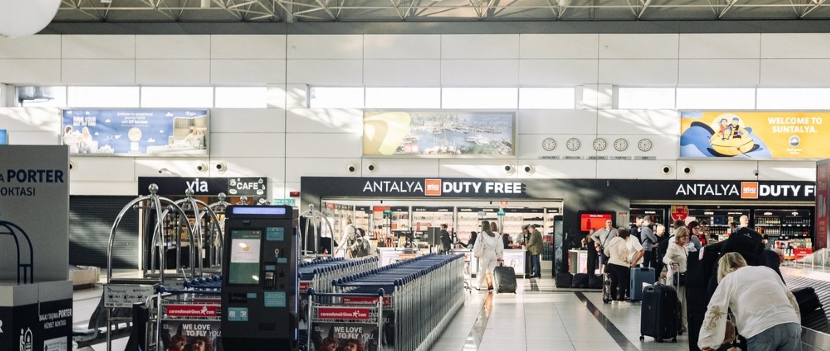 The baggage claim area at Antalya Airport, Antalya, southern Türkiye, March 13, 2026 (Shutterstock Photo)