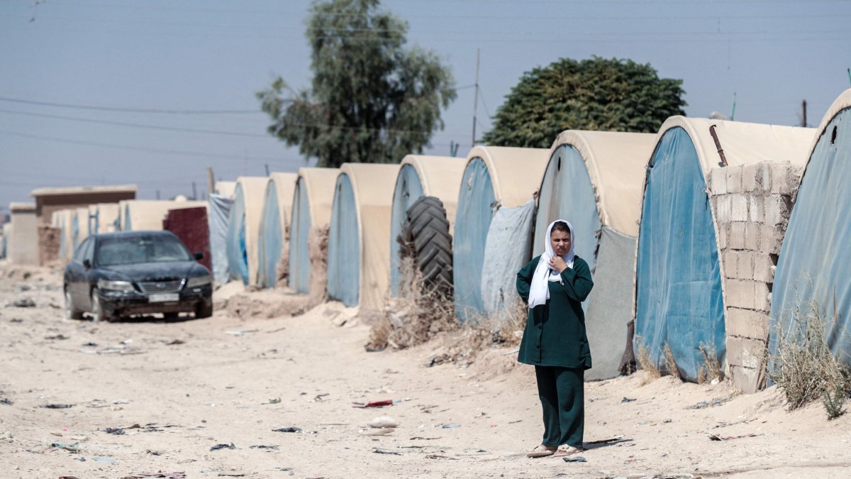 A displaced Syrian woman walks through the al-Talaeh displacement camp, Hasakeh, northeastern Syria, July 23, 2026. (AFP Photo)
