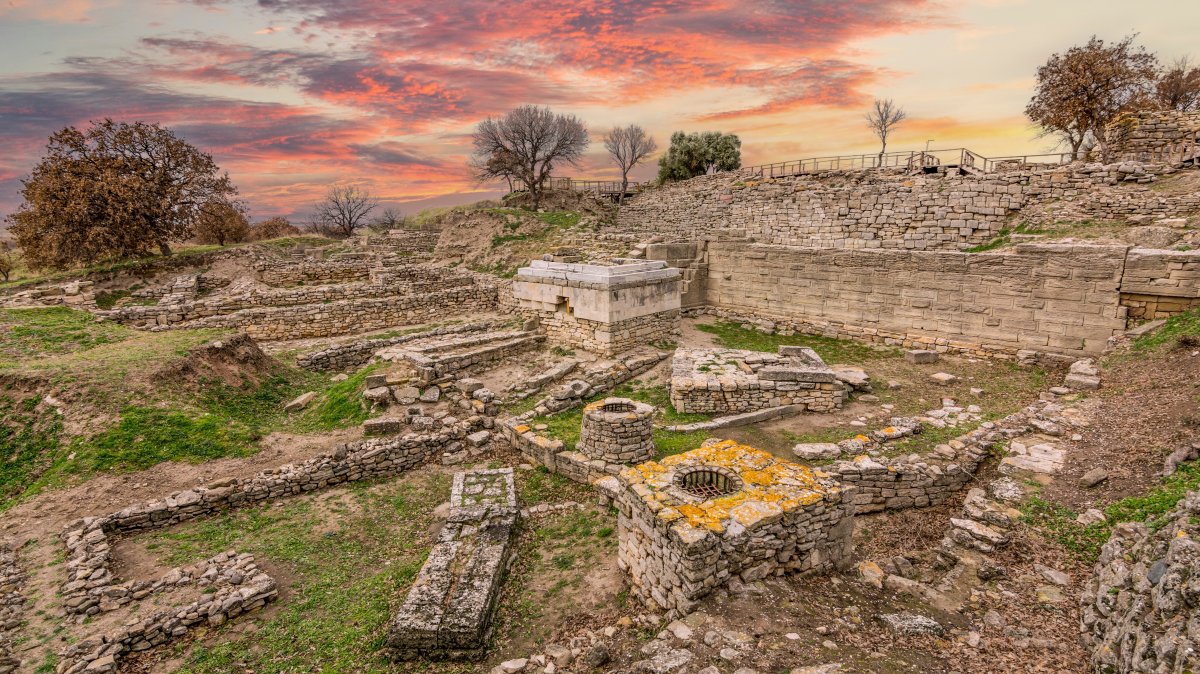 The sanctuary walls and wells of the Troy archeological site, Çanakkale, Türkiye. (Shutterstock Photo)