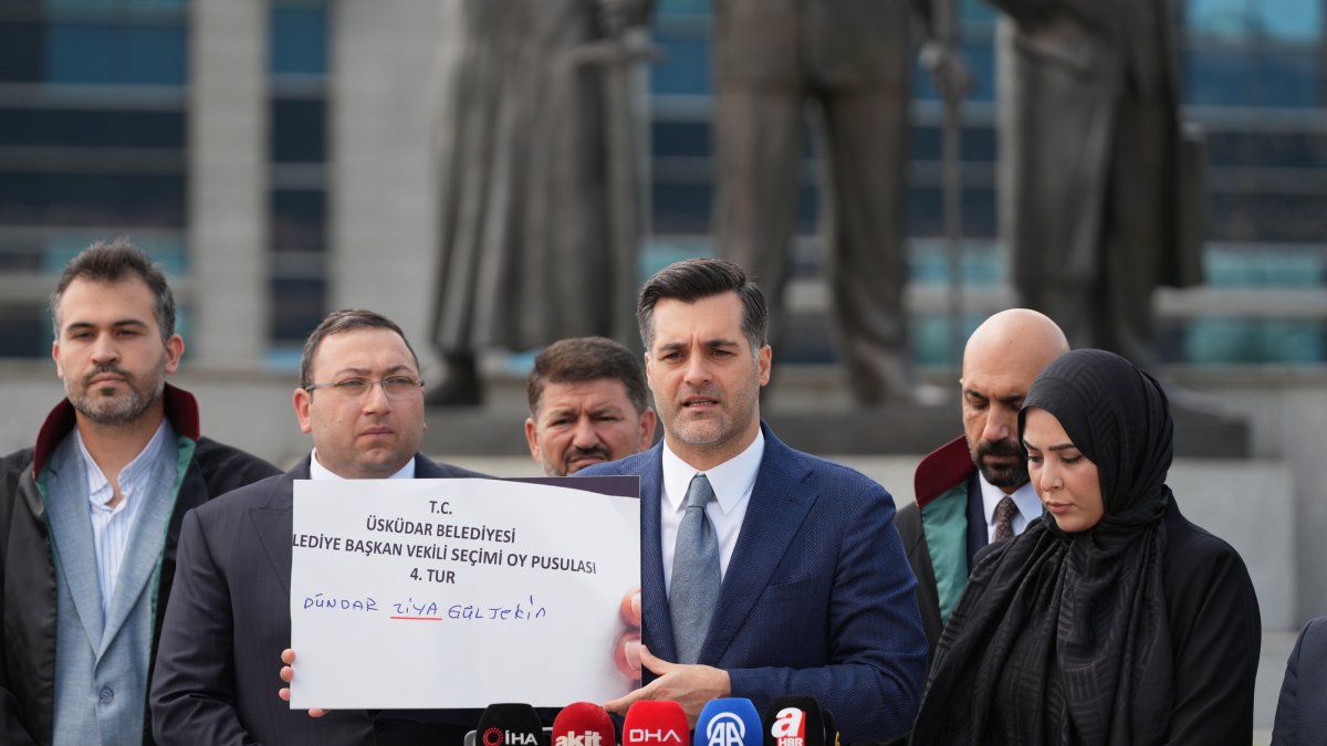 AK Party's Üsküdar Chair Taha Sarıcaoğlu shows an illustration of a vote deemed invalid, outside a courthouse, Istanbul, Türkiye, Aug. 10, 2026. (DHA Photo)