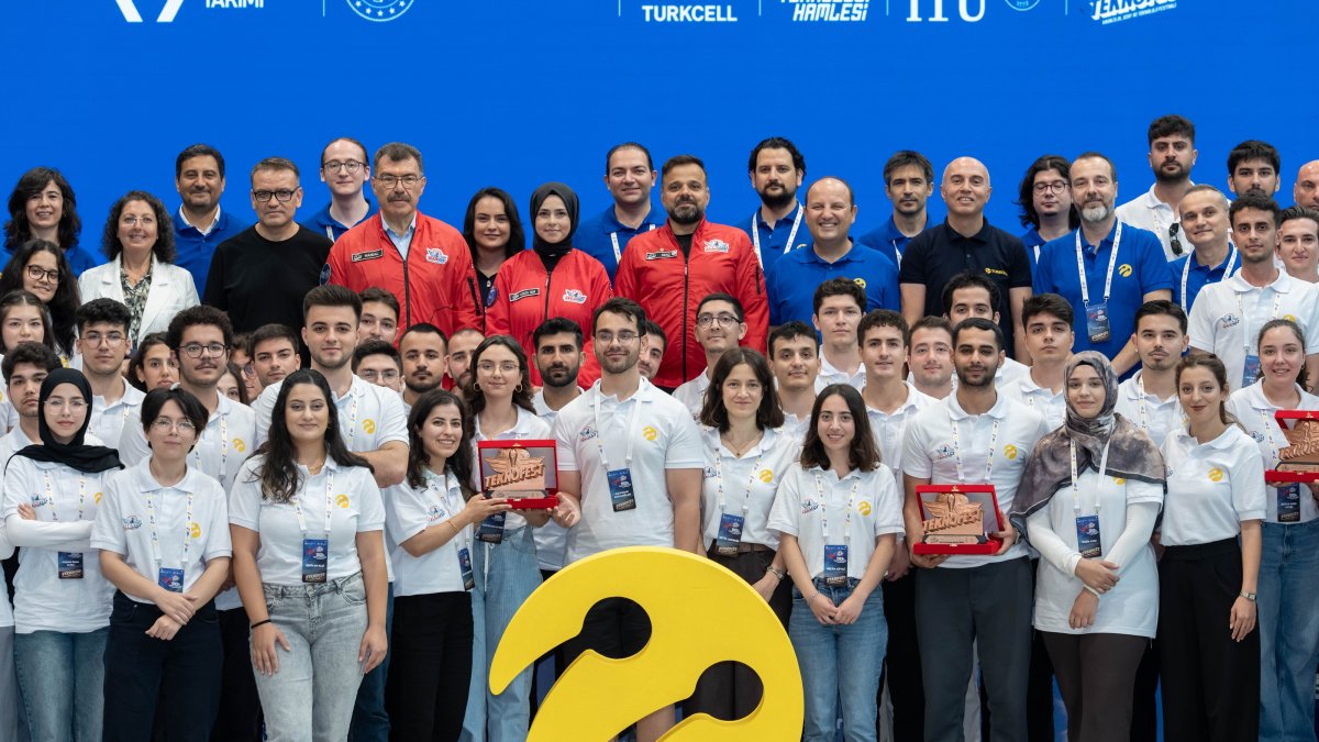 Turkcell CEO Ali Taha Koç (C) and participants of the "5G and Artificial Intelligence for Smart Road Safety Competition" pose for a photo, Istanbul, Türkiye, Aug. 10, 2026. (AA Photo)