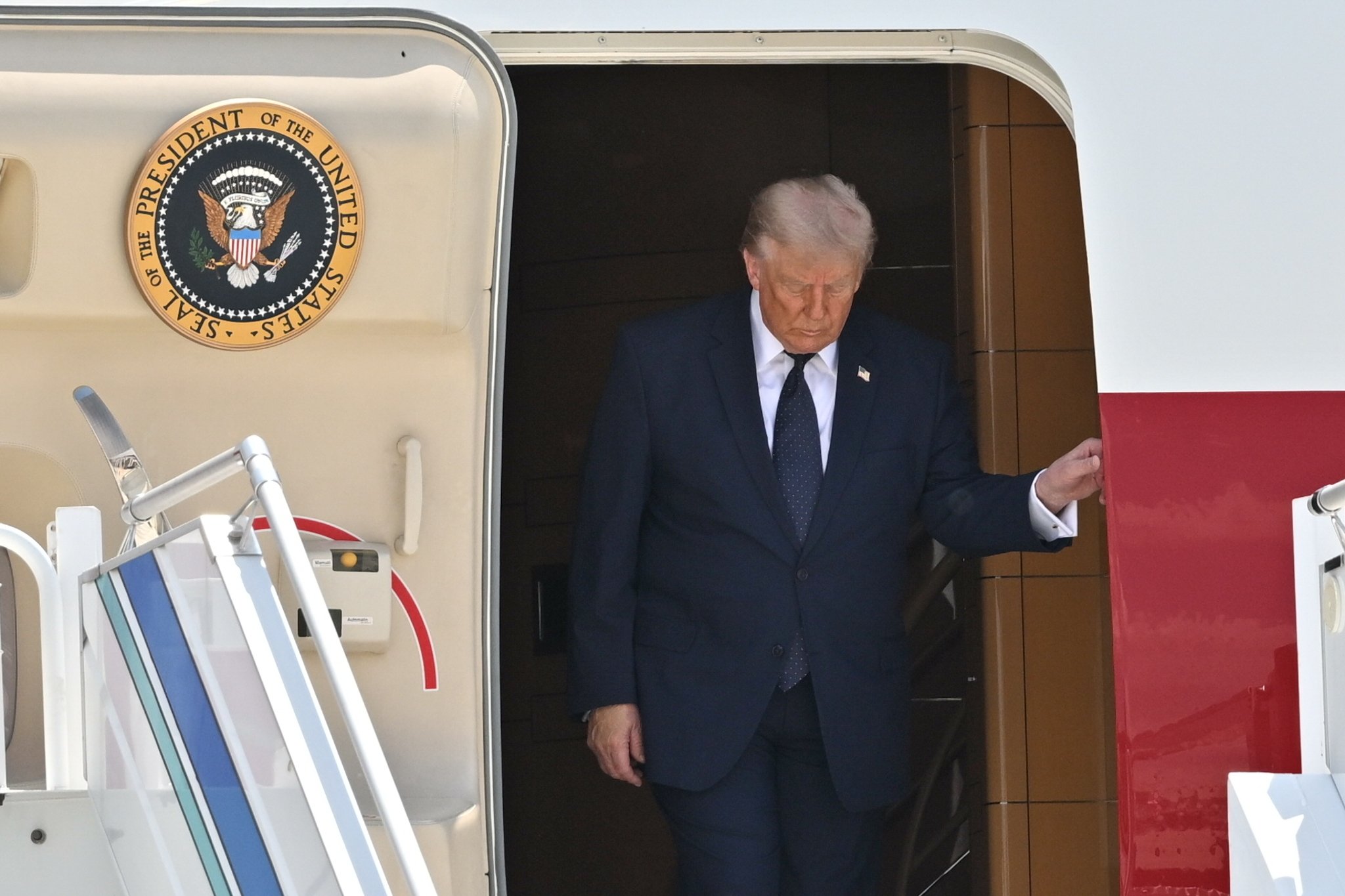 Secret Flight Used to Move Trump from Türkiye Amid Iran Threat