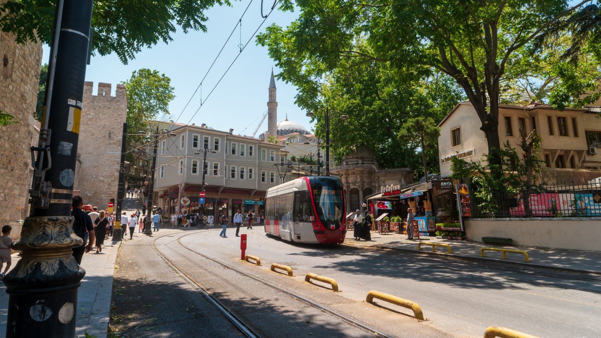 T1 tram rounds a bend along Alemdar Street, Istanbul, Türkiye, June 28, 2025. (Shutterstock Photo)
