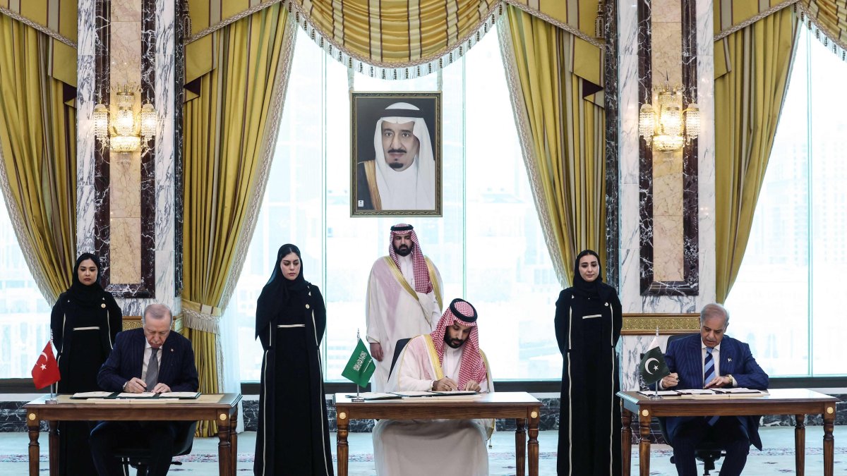 Saudi Arabia's Crown Prince Mohammed bin Salman (C) signs a joint defence agreement with Türkiye's President Recep Tayyip Erdogan (L) and Pakistan’s Prime Minister Shehbaz Sharif, Mecca, Saudi Arabia, Aug. 7, 2026. (AFP Photo)