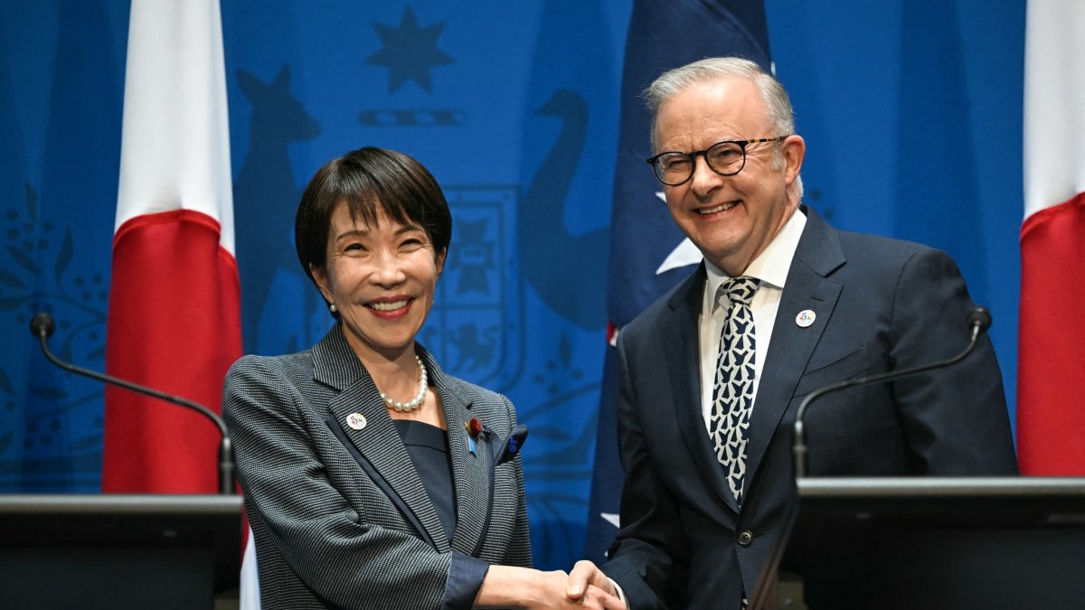 Australia's Prime Minister Anthony Albanese (R) shakes hands with Japan's Prime Minister Sanae Takaichi after speaking to the press at Parliament House, Canberra, Australia, May 4, 2026. (AFP Photo)