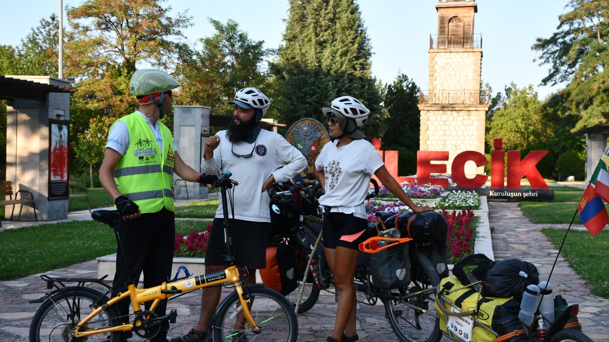 Federico Demasi (C) and Baasansuren Gankhurel (R) talk with Hakan Yavuz, a local representative of a cycling association, Bilecik, northwestern Türkiye, Aug. 11, 2026. (AA Photo)