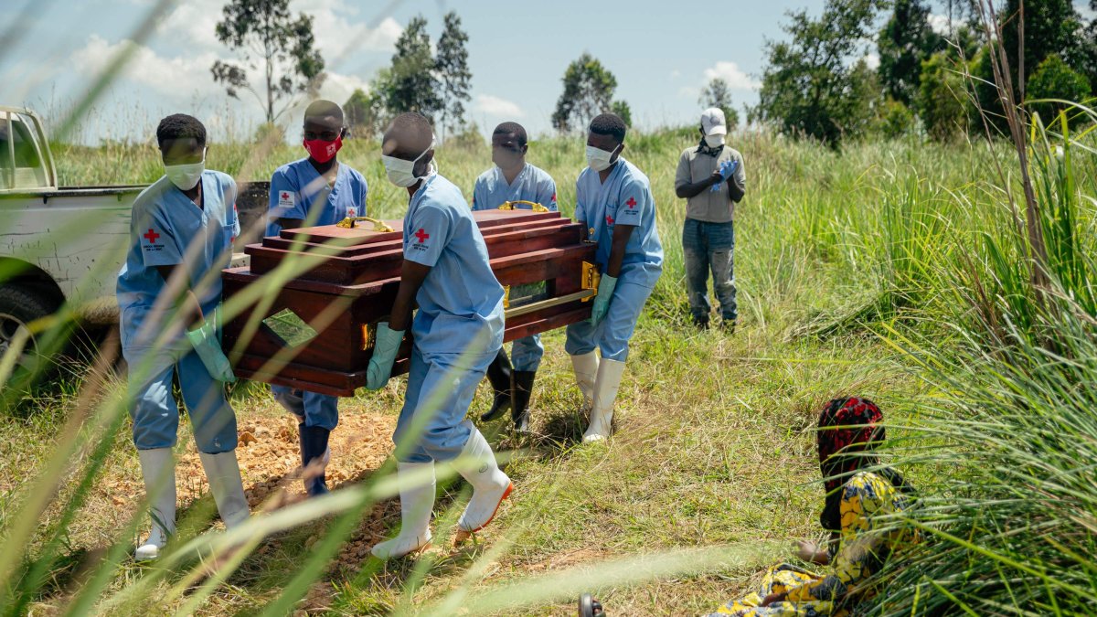 Members of a Congolese Red Cross team carry the coffin of a woman suspected of having died from Ebola virus disease during her safe burial at a cemetery, Bunia, DRC, June 7, 2026. (AFP Photo)