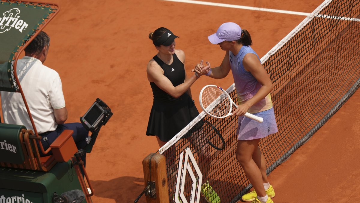 Winner Poland's Iga Swiatek (R) and Ukraine's Elina Svitolina shake hands after their quarterfinal match of the French Tennis Open at the Roland-Garros stadium, Paris, France, June 3, 2025. (AP Photo)