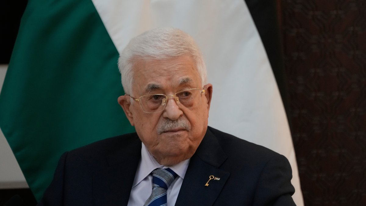 Palestinian President Mahmoud Abbas receives Greek Prime Minister Kyriakos Mitsotakis (not pictured), Ramallah, Palestine, Dec. 22, 2025. (AP Photo)