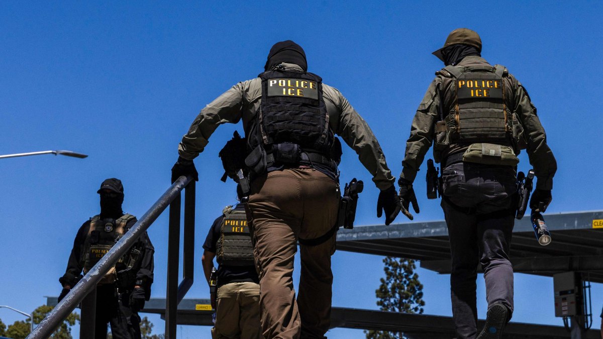 Immigration and Customs Enforcement (ICE) agents walk outside the Ventura County Government Center in Ventura, California, July 27, 2026. (AFP Photo)
