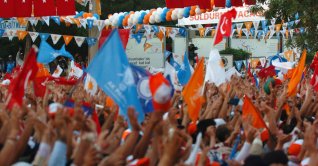 Turkish people wave flags of the ruling Justice and Development Party (AK Party), Diyarbakır, Türkiye, June 24, 2007. (Getty Images Photo)